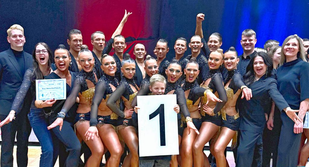 Die B-Lateinformation feiert ihren Turniersieg in der 2. Bundesliga.